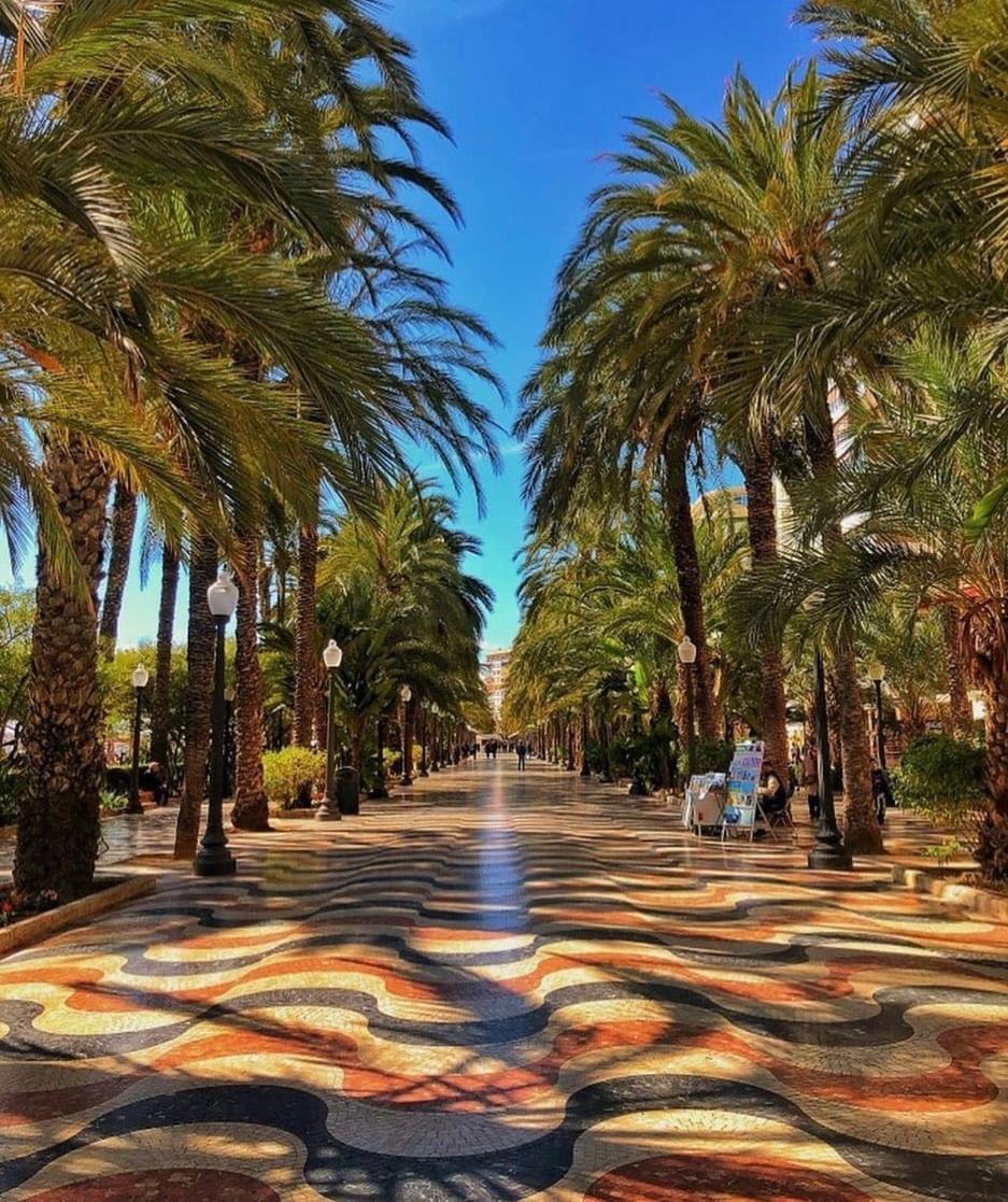 Desconecta Junto Al Mercado Central De Alicante Exterior photo